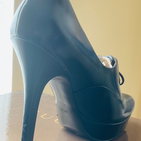 Gucci Boots, size 8 1/2, mint in original box. - Picture 4 of 5